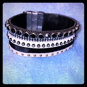 Gorgeous women’s band bracelet cream and black